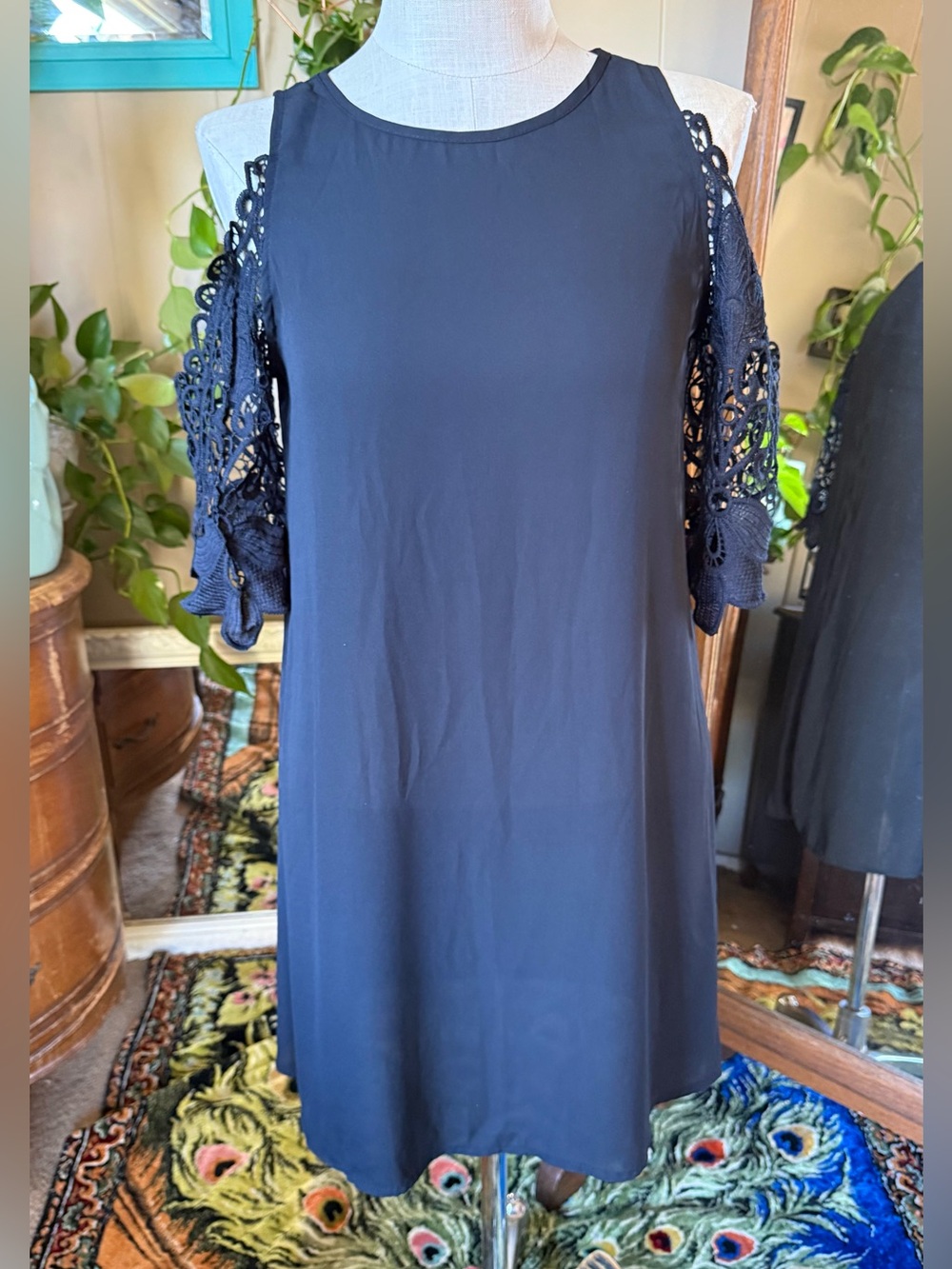 Emery Rose Black Cold-Shoulder Crochet Lace Sleeve shift dress, size Small